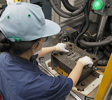 手動き成形作業イメージ